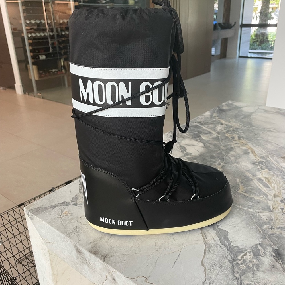 BRAND NEW Moon Boot Black and White Snow Boots
39/41 EU 8.5/9.5 US